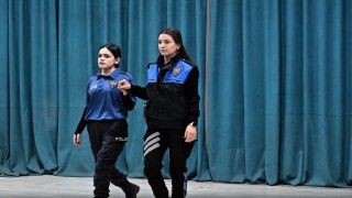 Hakkari polisinden kadın şiddetine karşı tiyatro ve sergi