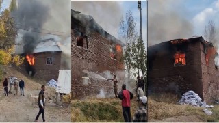 Hakkaride 2 katlı toprak evde yangın