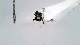 Hakkaride kardan kapanan 9 köy ve 21 mezra yolu ulaşıma açıldı