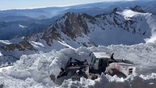 Hakkaride karla mücadele çalışmaları aralıksız sürüyor