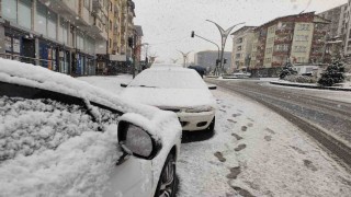 Hakkaride mevsimin ilk karı yağdı