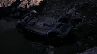 Hakkaride otomobil dereye uçtu: 2 yaralı