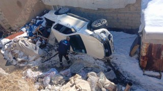 Hakkaride VEDAŞ personelini taşıyan kamyonet şarampole yuvarlandı