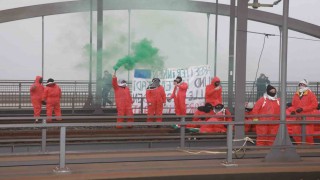 Hamburg limanını kapatan göstericiler, İsraile silah ihracatının durdurulması çağrısı yaptı