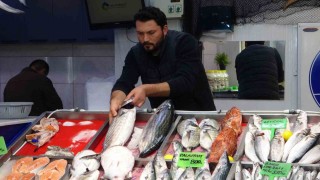 Hamsi denizlerde yüzünü gösterdi tezgahlarda fiyatını korudu