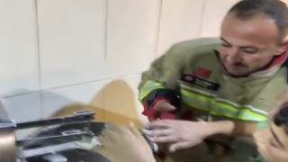 Hamur karıştırma makinesine elini sıkıştıran çocuğu itfaiye kurtardı