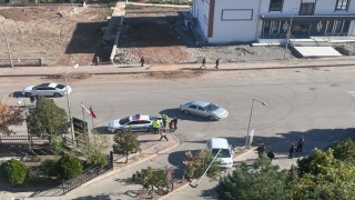 Hastane bahçesine girmek isteyen sürücü refüje çıktı