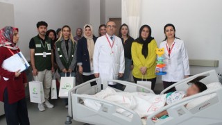 Hastane, Çocuk Günü’nde Minikleri Hediyelerle Sevindirdi