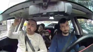 Hastaneye götürülen Böcek ailesinin taksideki görüntüleri araç içi kamerasına yansıdı