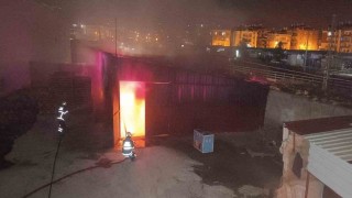 Hatayda depo alevlere teslim oldu