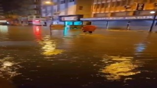 Hatayda sağanak yağış caddeleri göle çevirdi