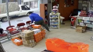 Hava almak için dışarı çıkan eczacının üzerine atladı: Çıplak sandım