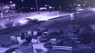 Havalanan otomobil hafif ticari araca çarptı