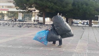 Hayatın yükünü sırtında taşıyor