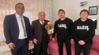 Hayraboluda öğrencilerin ziyareti emekli öğretmeni duygulandırdı