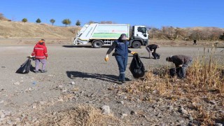 Hazar Gölünde temizlik çalışması