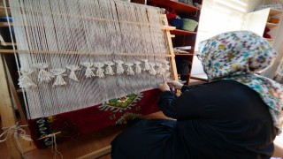 Hem geleneksel sanatları yaşatıyorlar hem de aile bütçelerine katkı sağlıyorlar