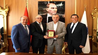 Hemşehri Derneklerinden Başkan Balabana anlamlı plaket