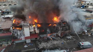 Hırdavat dükkanında çıkan yangını söndürme çalışmaları devam ediyor: Yangın, havadan görüntülendi