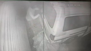 Hırsızlar park halindeki tekneyi çalamayınca zarar verip kaçtılar