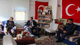 Hisarcık Kaymakamı Erkan Atamdan, şehit mezarına ve ailesine ziyaret