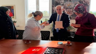 Hisarcıkta öğretmenlere Türk bayrağı rozeti hediye edildi