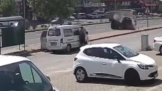 Hızla giden otomobil, kamyonun arkasına böyle girdi