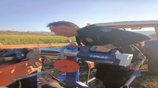 Hortum sarma makinesine kolu sıkışan işçi kurtarıldı