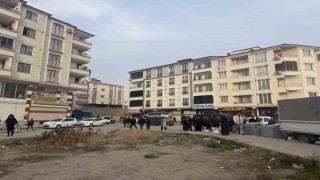 Husumetli iki aile sokak ortasında birbirine girdi: Silah sesleri mahalleyi ayağa kaldırdı