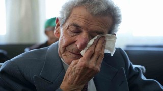 Huzurevinde öğrencilerden emekli öğretmenlere gönülleri ısıtan sürpriz: Gözyaşları sel oldu