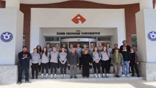 İEÜ, set vermeden şampiyon oldu