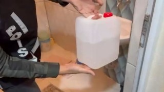 Iğdırda sahte alkol operasyonu: 85 litre sahte alkol ve ruhsatsız silah ele geçirildi