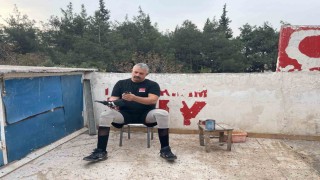 İki ayağını kaybetti, güvercinlerle hayata bağlandı