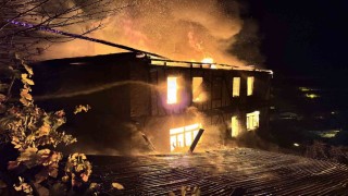 İki katlı ahşap ev alevlere teslim oldu