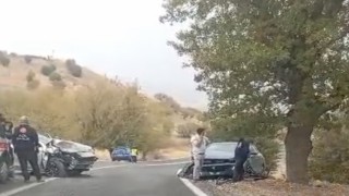 İki otomobil çarpıştı: 10 yaralı