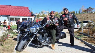 İki teker üzerinde yolculuk yapan motosiklet tutkunları, kentin farklı noktalarını tanıtıyor