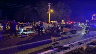 İki Tofaş araç kafa kafaya çarpıştı: 2si ağır 3 yaralı