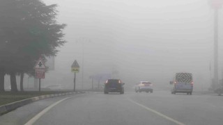 İnegölde etkili sis, görüş mesafesini 10 metreye düşürdü