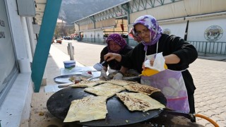 İnönülü kadınlardan Başkan Harmancıya bazlama ikramı