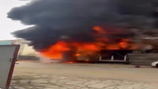 İnşaat alanındaki işçi konteyneri alev alev yandı