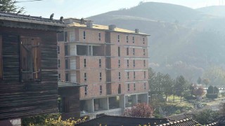 İnşaat çatısında tehlikeli çalışma kameraya yansıdı