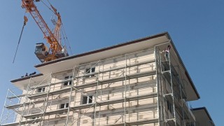 İntihar girişiminde bulunan arkadaşlarına aldırış etmeden çalışmaya devam ettiler