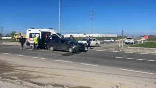 İpsalada iki otomobil çarpıştı: 8 yaralı