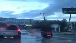 İş yerine girmek isteyen otomobile motosiklet çarptı: 2 yaralı