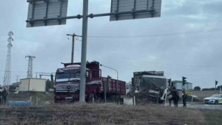 Işıklı kavşakta 2 kamyon çarpıştı: Sürücüler yaralandı