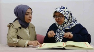 İşitme engelli kadın Kuran-ı Kerimi bir ayda öğrendi