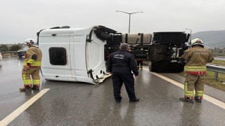 İskenderunda devrilen tırın sürücüsü yaralandı
