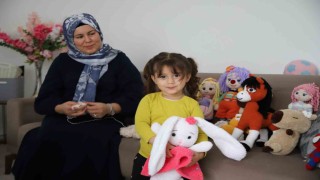 İşlediği oyuncaklarla 6 çocuğuna bakıyor