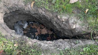 Ispartada elma bahçelerinde yaklaşık 1 metrelik obruklar oluştu, bazı evlerin duvarları çatladı