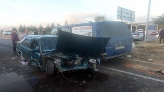 Ispartada kamyonetle çarpışan otomobil hurdaya döndü: 2 yaralı